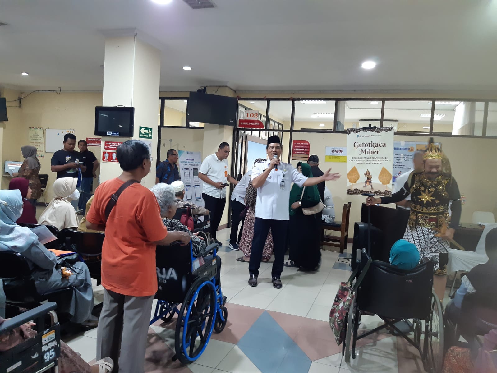 Wujudkan Layanan Bersih Bebas Pungli, RSUD Haji Jatim Gebrak Ruang Rawat Jalan Lewat Inovasi 'Gatotkaca Miber'